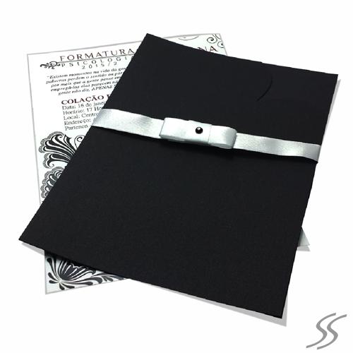 Envelope para convite de formatura preto com laço cinza