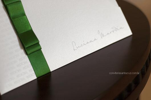 Envelope para convite de formatura branco com laço verde