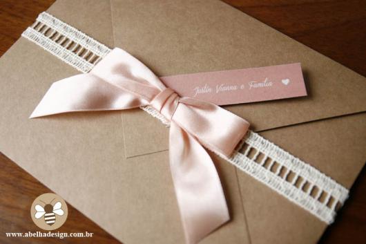 Envelope para convite em papel kraft laço rosa