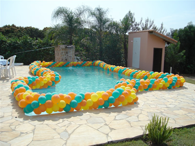 Festa de formatura na piscina com balões em volta da piscina
