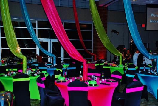 Festa de formatura com mesas verdes e rosas