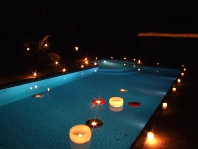 Festa de formatura na piscina com velas