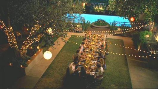 Festa de formatura na piscina com mesa grande