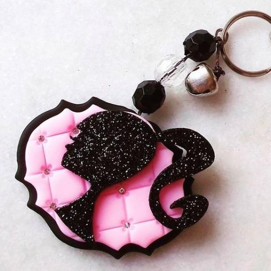 lembrancinha da Barbie chaveiro de biscuit preto e rosa