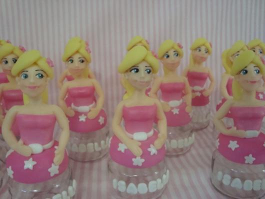 Lembrancinha da Barbie potinho personalizado com boneca de biscuit