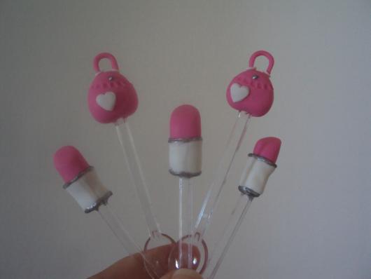 Lembrancinha da Barbie acessórios de biscuit no palito
