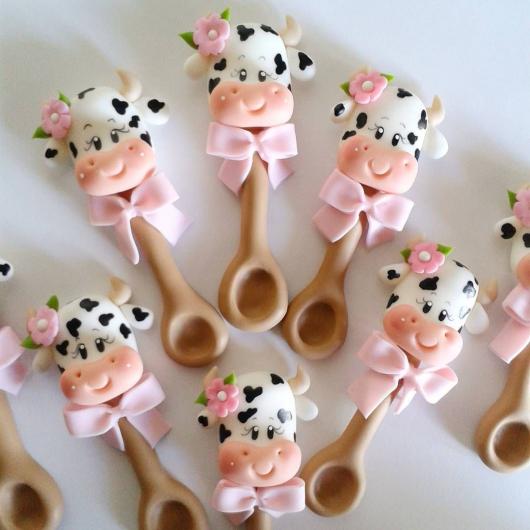 Lembrancinha de Chá de Panela de Biscuit: colher com vaquinha