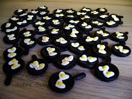 Lembrancinha de Chá de Panela de Biscuit: frigideira com ovo