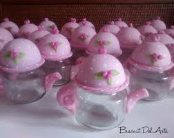 Lembrancinha de Chá de Panela de Biscuit: potinho de papinha decorado como bule