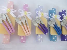 Lembrancinha de Chá de Panela de Biscuit: tábua com talheres