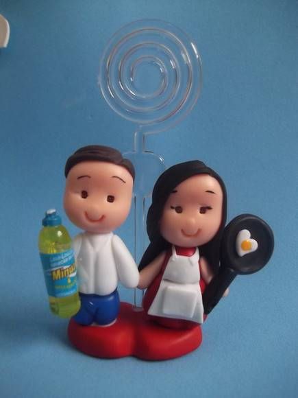 Lembrancinha de Chá de Panela de Biscuit: casal com porta recado