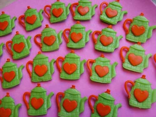 Lembrancinha de Chá de Panela de Biscuit: bule com coração