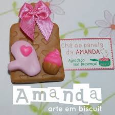 Lembrancinha de Chá de Panela de Biscuit: tábua com detalhes em rosa