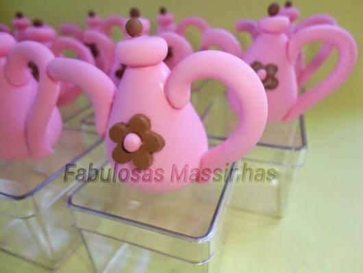 Lembrancinha de Chá de Panela de Biscuit: bule com caixinha de acrílico