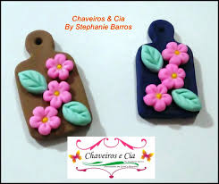 Lembrancinha de Chá de Panela de Biscuit: tábua com flores