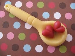 Lembrancinha de Chá de Panela de Biscuit: colher com coração