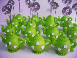 Lembrancinha de Chá de Panela de Biscuit: bule com porta recado