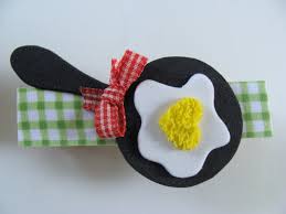 Lembrancinha de Chá de Panela de EVA: ímã de geladeira em formato de frigideira e ovo