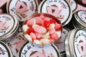 Lembrancinha de Chá de Panela Simples: latinhas com balas