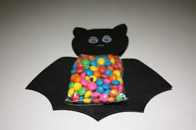 Lembrancinha de halloween criativa morceguinho com saquinho de confetes