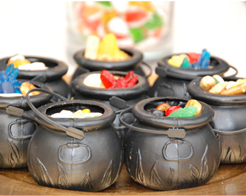 Lembrancinha de halloween criativa caldeirão com doces
