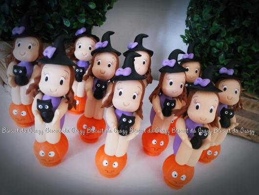 Lembrancinha de halloween em biscuit bruxinha