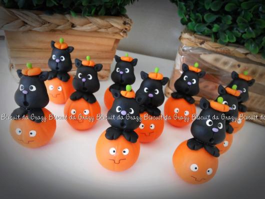 Lembrancinha de halloween em biscuit gatinho dentro de abóbora