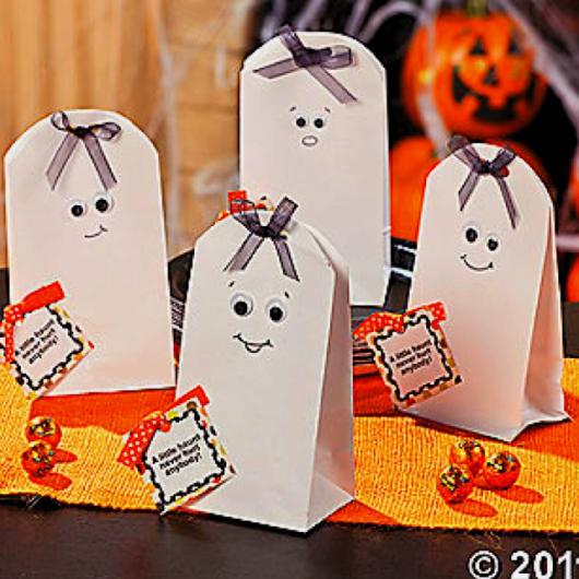 Lembrancinha de halloween saquinho com rostinho e laço