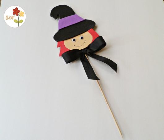 Lembrancinha de halloween em EVA bruxinha no palito