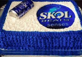 Bolo azul e branco quadrado com papel de arroz