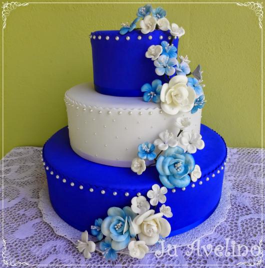 Bolo azul e branco de EVA com flores