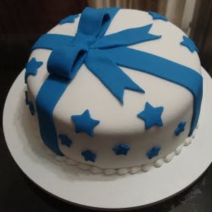 Bolo azul e branco com estrelas para homem