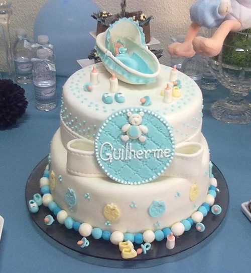 Bolo azul e branco com nome do bebê para chá de bebê