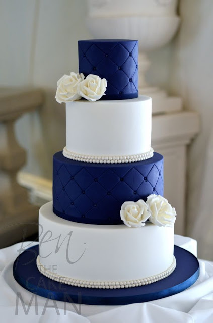Bolo azul e branco com flores para casamento