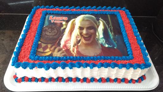 Bolo da Arlequina quadrado decorado com chantilly