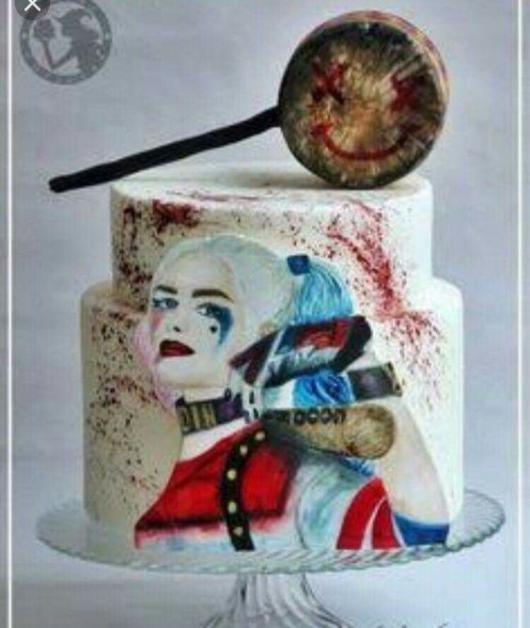 Bolo da Arlequina de pasta americana com martelo no topo