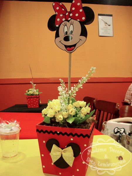 Enfeite de mesa da Minnie vermelha com flores amarelas