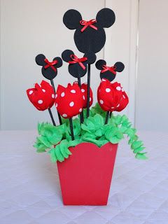 Enfeite de mesa da Minnie vermelha com flores de tecido