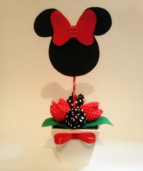 Enfeite de mesa da Minnie vermelha com flores de feltro