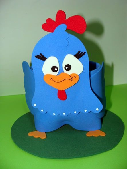 Enfeite de mesa Galinha Pintadinha feito com garrafa pet