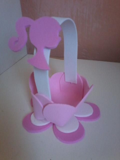 Lembrancinha da Barbie porta doces em EVA