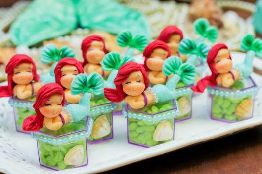 Lembrancinha Pequena Sereia de Biscuit: caixinha com doces