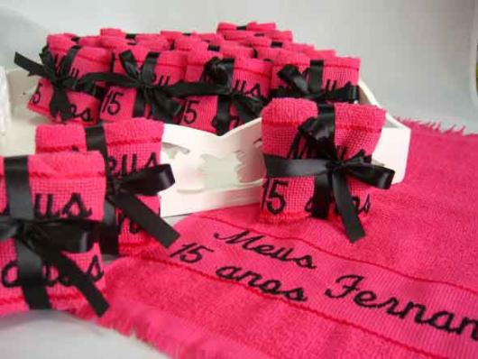 Lembrancinha simples para festa de 15 anos toalhinha bordada
