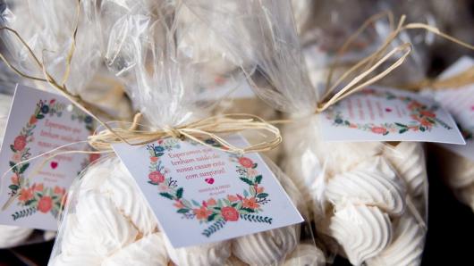 Lembrancinha simples de casamento saquinho de doces