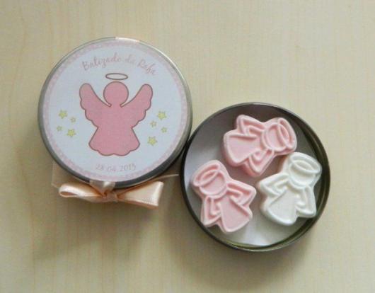 Lembrancinha simples de batizado latinha personalizado com doces