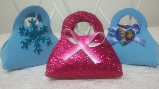 Lembrancinha simples da Frozen bolsinha de EVA com doces