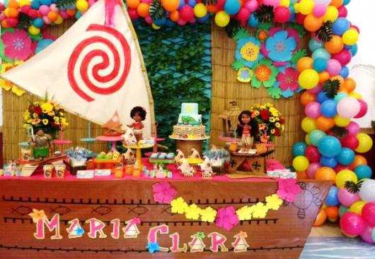 Mesa de Festa Infantil com Tema Moana decorada com personagens de feltro