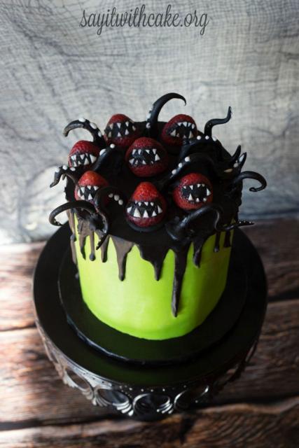 Bolo Halloween decorado com aranhas de pasta americana