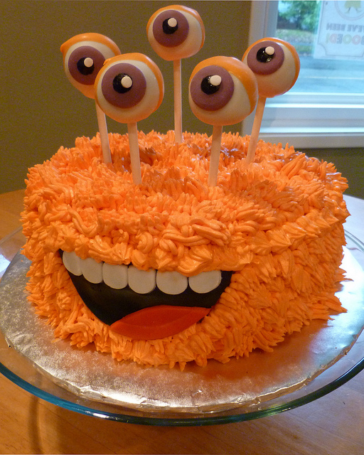 Bolo Halloween decorado com chantilly laranja