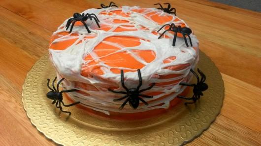 Bolo Halloween decorado com chantilly laranja e branco